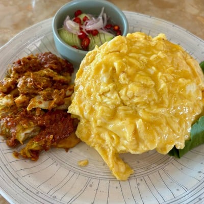 ข้าวมันกะทิไข่ข้นไก่กอและ