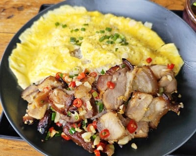 ข้าวไข่ข้นหมูสามชั้นคั่วพริกเกลือ