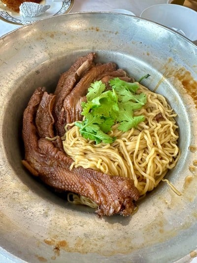 ขาห่านอบหม้อดินเพิ่มบะหมี่สองก้อน