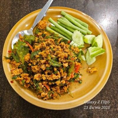 กระดูกหมูอ่อนผัดเผ็ด