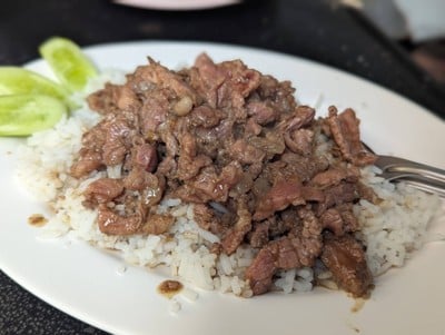 เนื้อกระเทียมราดข้าว