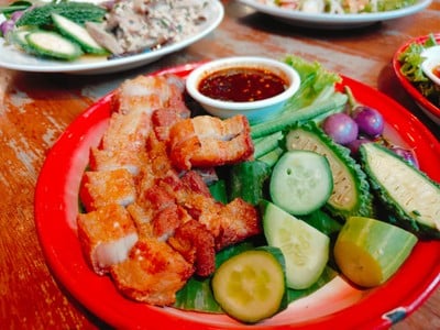 หมูสามชั้นทอดน้ำปลา