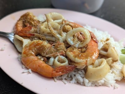 ทอดกระเทียมทะเลราดข้าว