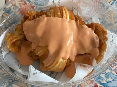 ครัวซองท์ไก่กรอบซอสศรีราชามาโย