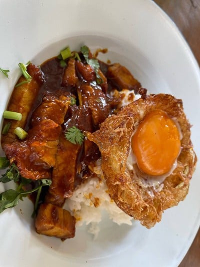 ข้าวราดแกงฮังเลหมูกรอบ