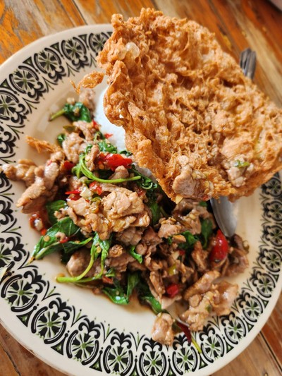 ข้าวกระเพราเนื้อไข่เจียว