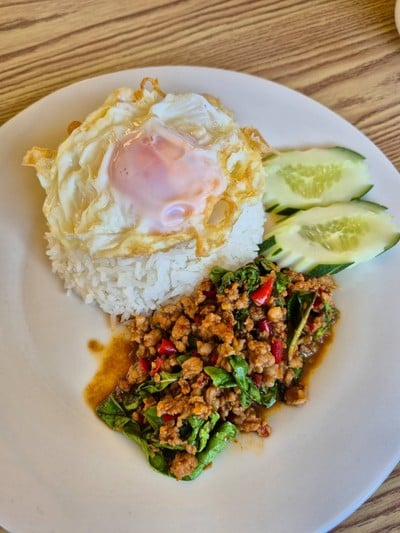 กระเพราหมู ไข่ดาว