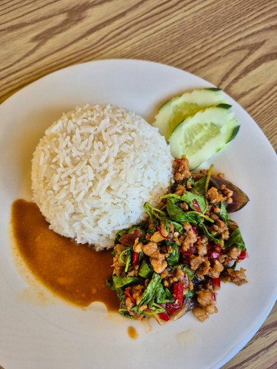 กระเพราไข่เยี่ยวม้า