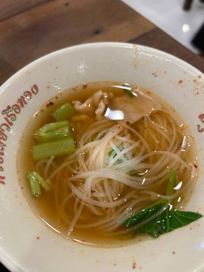 เส้นเล็กหมูน้ำใส
