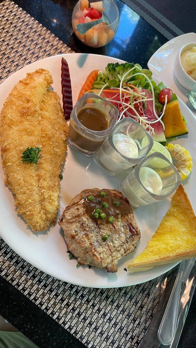 สเต็ก2อย่าง หมูพริกไทยดำ+ปลาดอลี่ชุปแป้งทอด