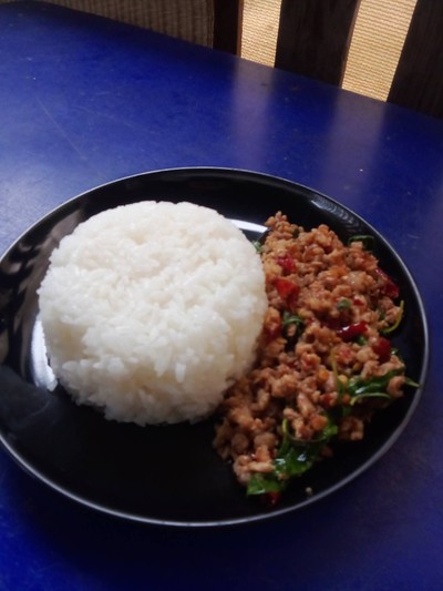 ข้าวผัดกระเพราพริกแห้งหมูสับ