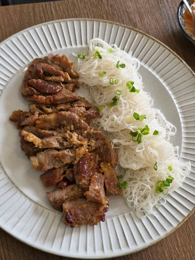 หมูย่างเส้นหมี่