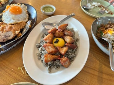 ข้าวผัดทรัฟเฟิลคอหมูทอด