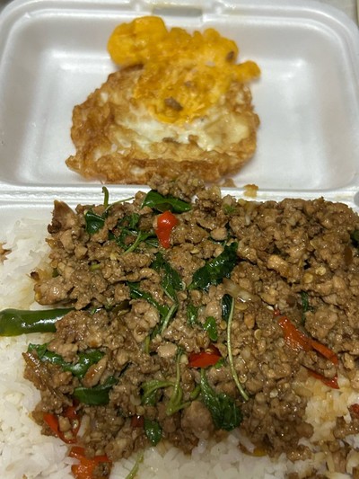 กะเพราหมูสับ + ไข่ดาว