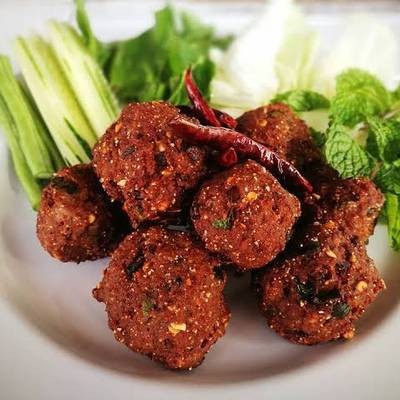 ไก่สับ+ พริกป่น+หอดแขกซอย+ใบมะกูด+ต้นหอม+ข้าวคั่วป่น+แป้งทอดกรอบ