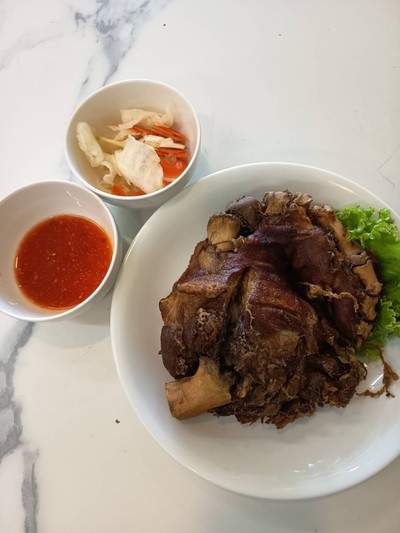 ขาหมูทอดรำพัน