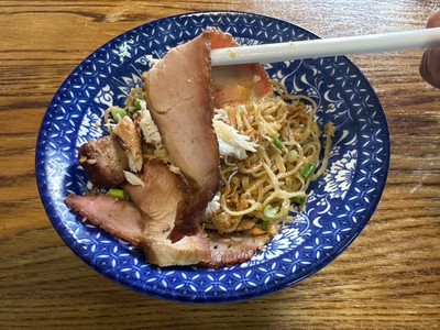 บะหมีแห้ง หมูแดง หมูกรอบ ปู