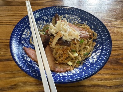 บะหมีแห้ง หมูแดง หมูกรอบ ปู