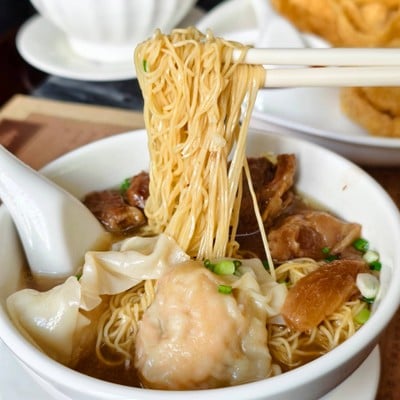 บะหมี่ไข่ + เนื้อตุ๋น + เกี๊ยวกุ้ง