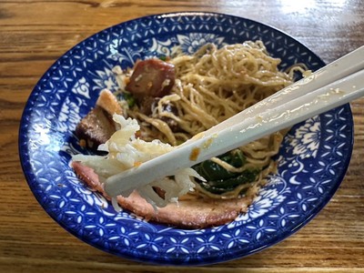 บะหมีแห้ง หมูแดง หมูกรอบ ปู