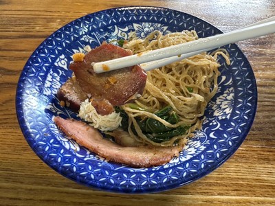 บะหมีแห้ง หมูแดง หมูกรอบ ปู
