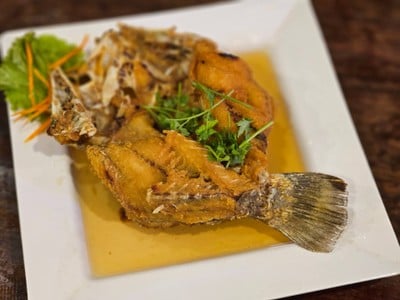 ปลากะพงทอดราดน้ำปลา