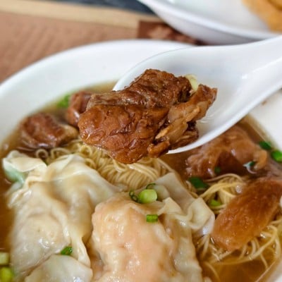 บะหมี่ไข่ + เนื้อตุ๋น + เกี๊ยวกุ้ง