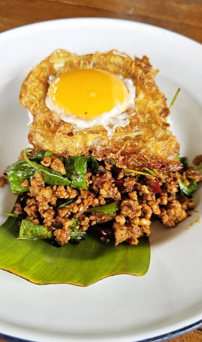 ข้าวหมูสับผัดยี่หร่าไข่ดาว