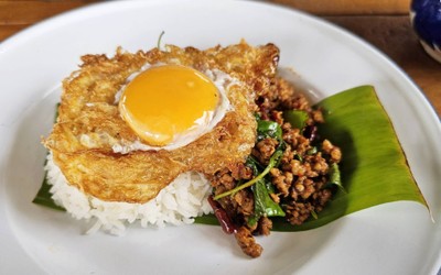 ข้าวหมูสับผัดยี่หร่าไข่ดาว