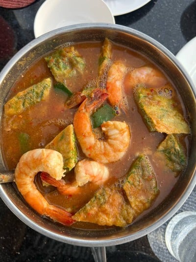 แกงส้มกุ้งชะอมไข่ทอด