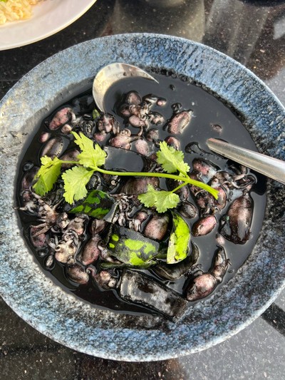 หมึกกะตอยผัดน้ำดำ