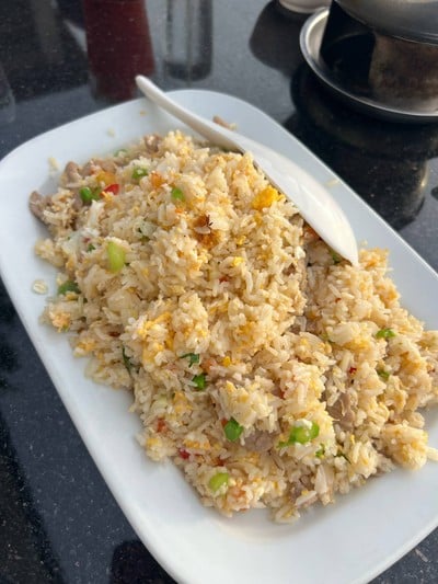 ข้าวผัดหมูจานใหญ่