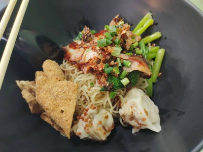 บะหมี่เกี๊ยวแห้ง หมูย่างอบน้ำผึ้ง