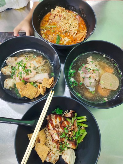 บะหมี่เกี๊ยวแห้ง หมูย่างอบน้ำผึ้ง