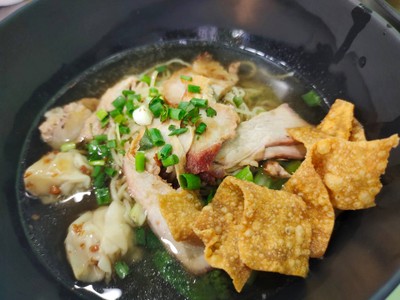 บะหมี่เกี๊ยวน้ำ หมูย่างอบน้ำผึ้ง