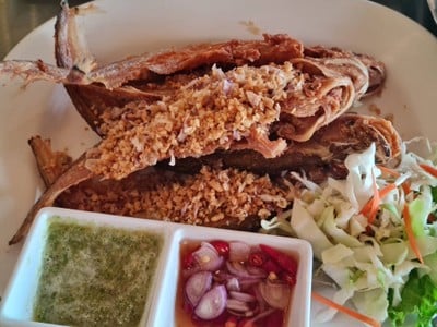 ปลาเนื้ออ่อนทอดกระเทียม