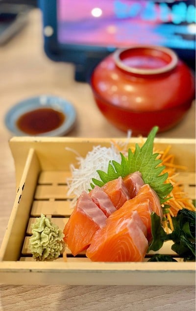 🐟 Salmon Sashimi. (Price 880 Yen.)