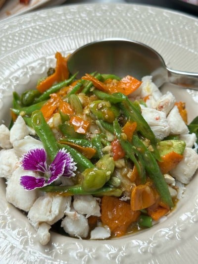 เนื้อปูก้อนผัดพริกเหลือง