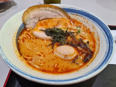 ราเมนต้มยำหมูชาชูสามชั้น