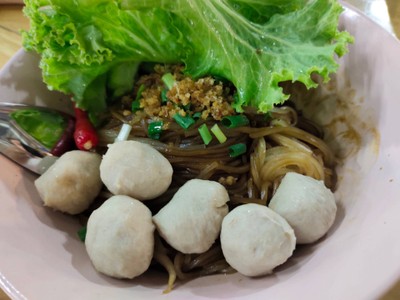 เส้นเล็กแห้งลูกชิ้นหมู