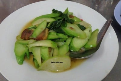 คะน้าหมูกรอบ