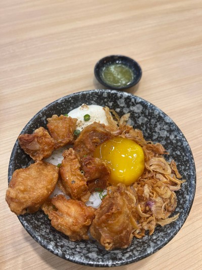 ข้าวหน้าไก่ทอดคาราเกะ ไข่ดอง