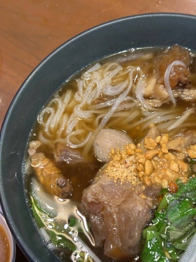 เฝอเนื้อน่องแก้วโพนยางคำ (Pho Beef)