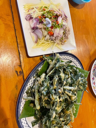 ยำผักบุ้งกรอบ