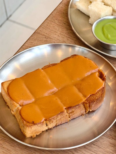 ขนมปังปิ้งนมสดชาไทย