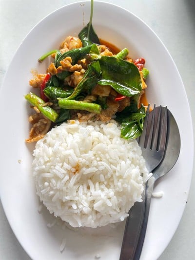 ไก่ผัดพริกแกงราดข้าว