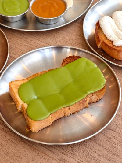 ขนมปังปิ้งซอสสังขยา