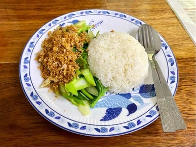 ข้าวราดคะน้าปลาเค็ม