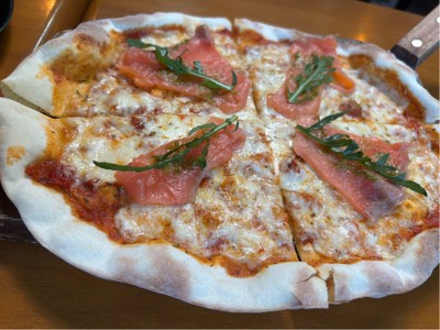 พิซซ่าหน้าแซลมอน 4 ชิ้น