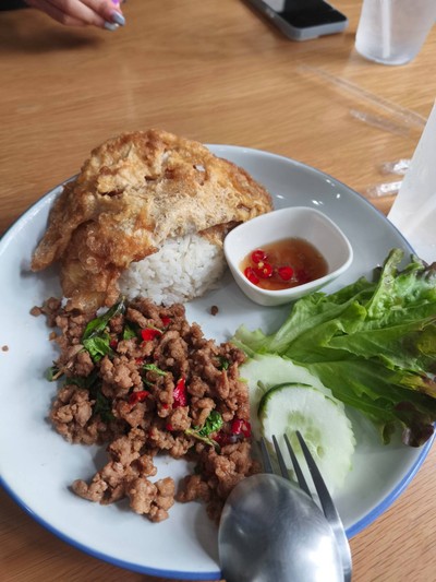 ข้าวกระเพราหมูไข่เจียว
